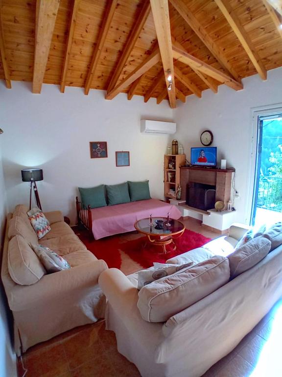 Anna's Village House in Tsintzina - B&B Polídhroson