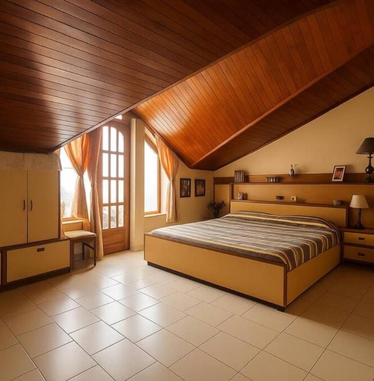 1BHK Central Shimla Boutique Attic Duplex home with valley view for family, Solo Traveler and apt for work from hills - Bed and Breakfast Shimla