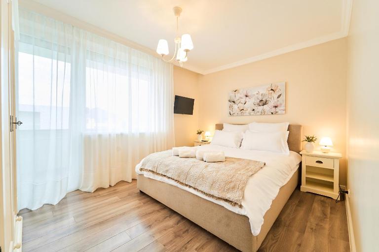 La Vie en Rose Chic French-Style Apartment with Parking in Timisoara - Chambres d'hôtes Dumbrăviţa