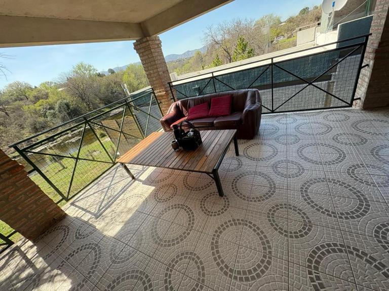 CASA EL GRINGO ubicada en Villa Parque Siquiman con vista al río tres habitaciones y capacidad para ocho personas - B&B Villa Parque Síquiman