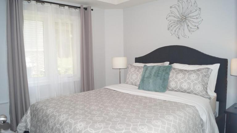 Nice 2 bdr 2 parking, pet friendly, patio - Bed and Breakfast Kitchener