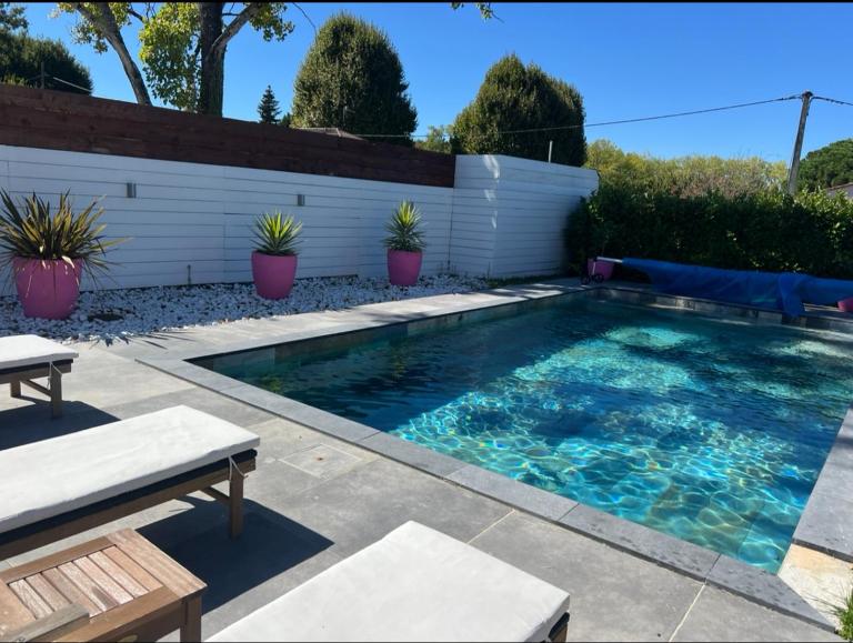 Fabuleuse maison 2 chambres avec piscine entre Bordeaux et saint Emilion - B&B Sadirac