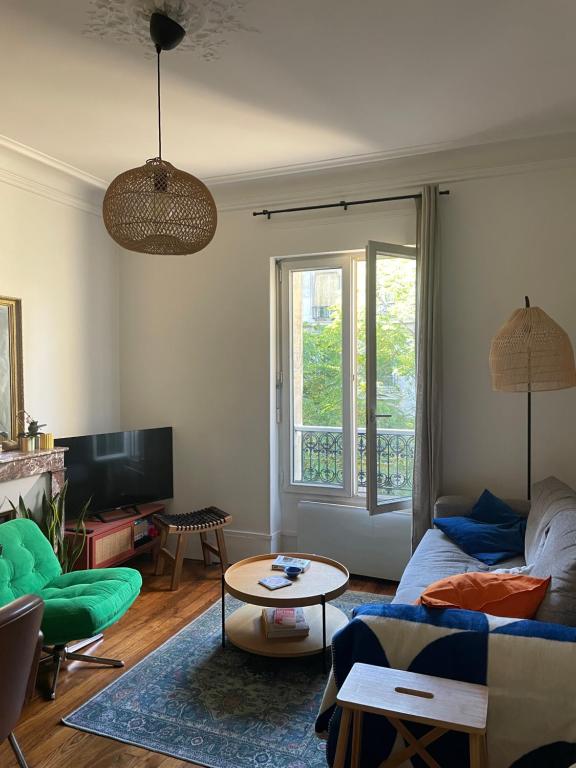Cozy 2-room Haussmann Apartment - Buttes Chaumont - Chambres d'hôtes Paris