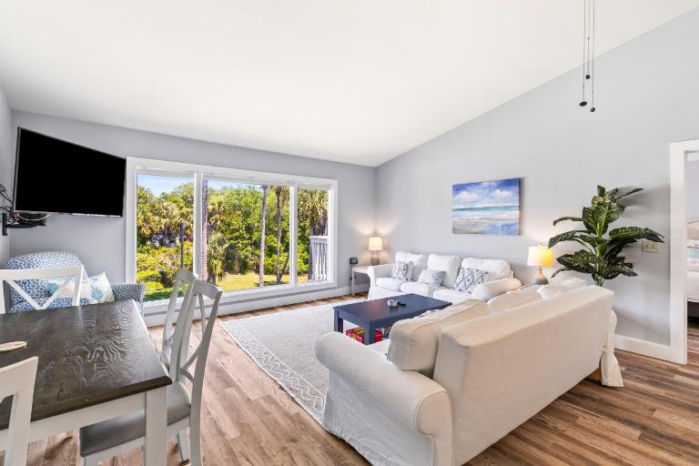 Lagoon Villa 6 - 5 Min Walk to Beach! Top Floor! - Chambres d'hôtes Isle of Palms