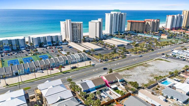 Pet-Friendly Coastal Townhome | Walk to Beach & Local Dining - Bed and Breakfast Panama City Beach