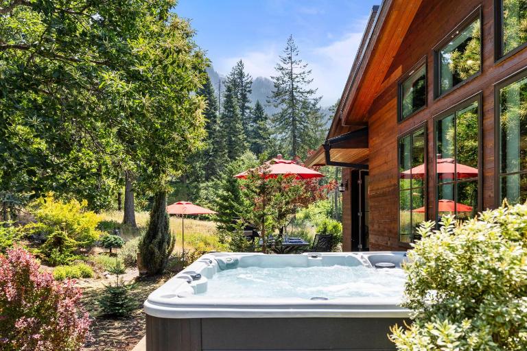 Mountain-View Retreat with Hot Tub & Waterfalls - B&B Cascade Locks