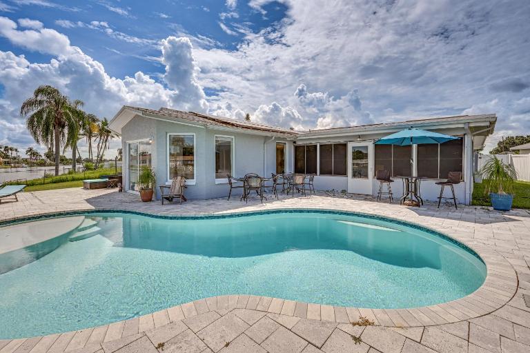 Sunset Views & Hot Tub: Lakefront Holiday Retreat! - Bed and Breakfast Holiday