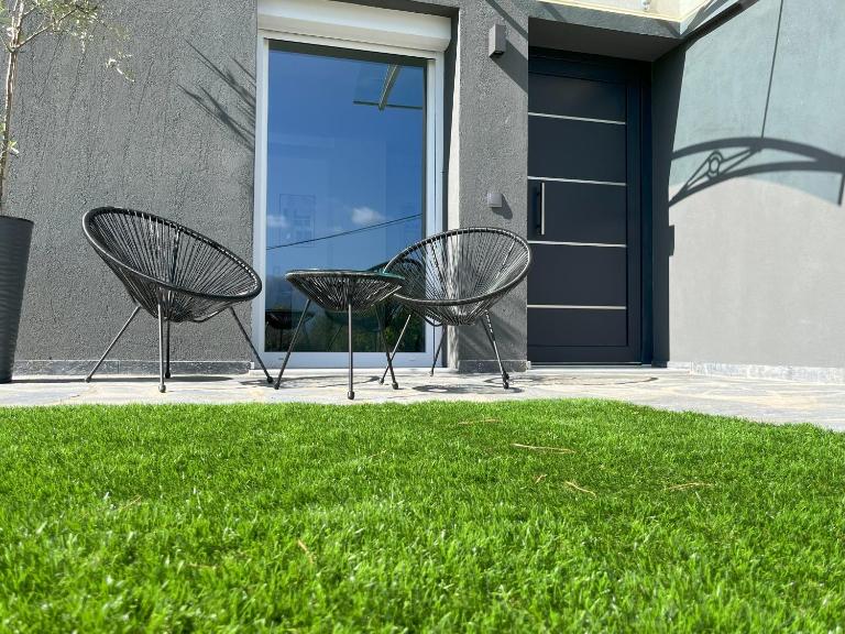 Modern Garden Apartment - City & Mountain View - B&B Zoodochos