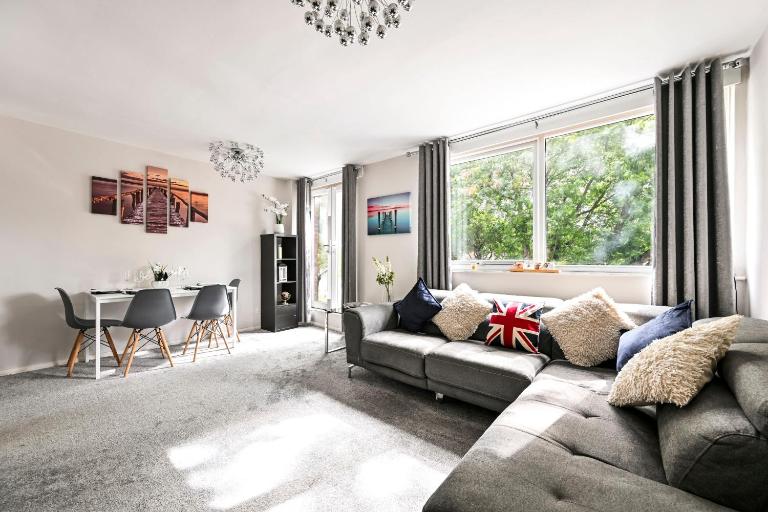 Modern 3-Bed Maisonette - Epping High Street - Parking - LMV Property - Bed and Breakfast Epping