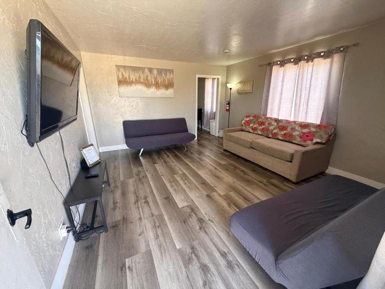 Sparkly Apt 5 Min Walk to Downtown - Free Parking - B&B Las Vegas