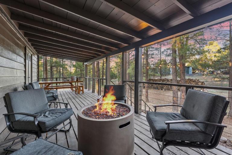 Charming Pines Cabin with Fireplace and BBQ - Chambres d'hôtes Show Low