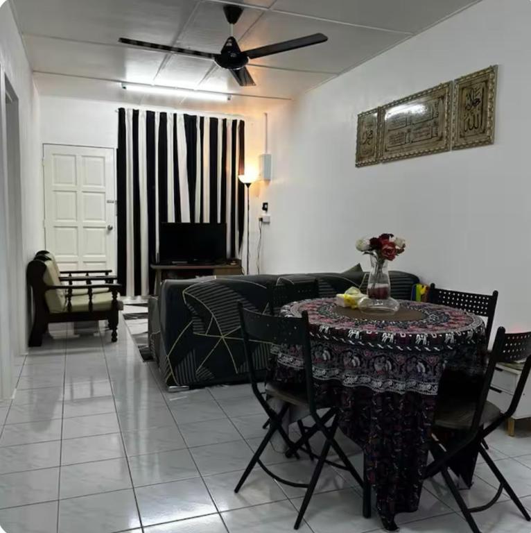 Aileen Homestay Swimming Pool - B&B Batu Gajah