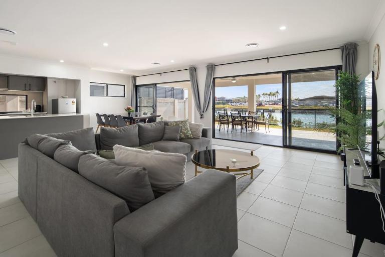 Serena by the Water - Family Retreat in Hope Island - B&B Gold Coast