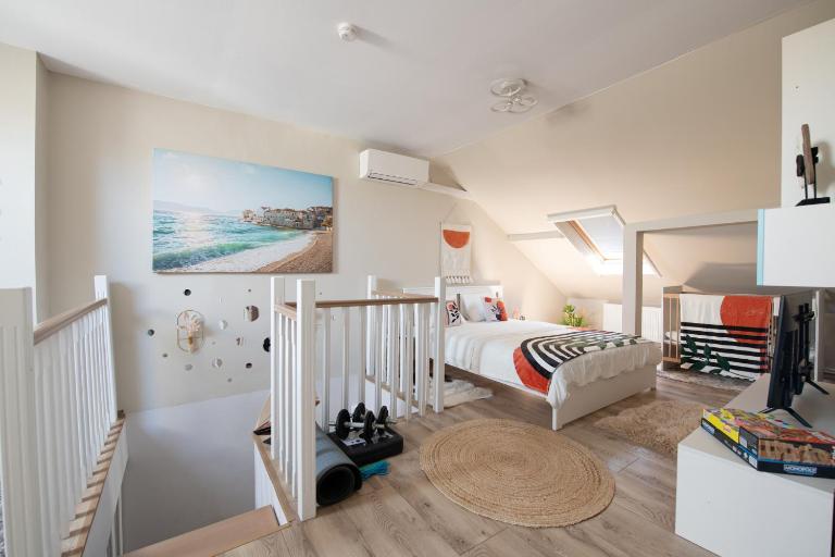 The Royal House 102 sqm 2BR Two Floor Apartment - Ferienwohnung Hunedoara