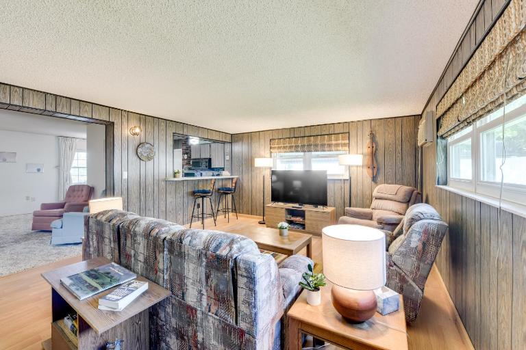 'Grandpa Dave’s Vintage Getaway' in Pinellas Park! - Bed and Breakfast Pinellas Park