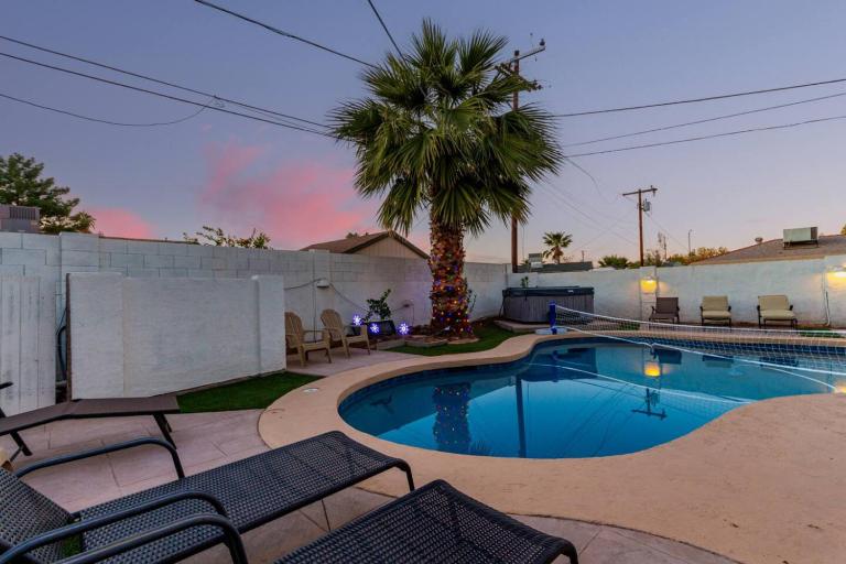 5BR Oasis with Heated Pool, Hot Tub and BBQ and More - Bed and Breakfast Chandler