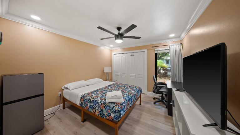 Luxury Queen Room in House, Walk to UM, Central Location - B&B Miami