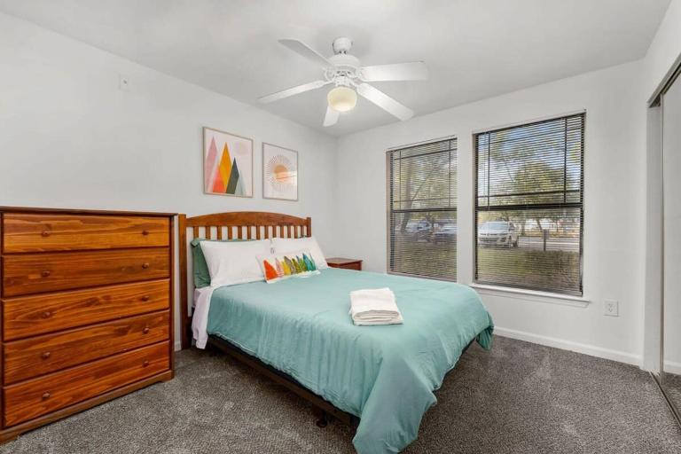 Spacious family home & Lettuce Lake Park - Bed and Breakfast Tampa