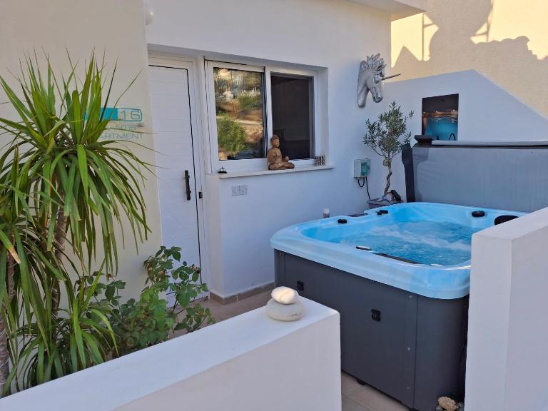 ATLANTIS Penthouse Apartment with Jacuzzi plus Pool and Sea Views - Ferienwohnung Pégeia