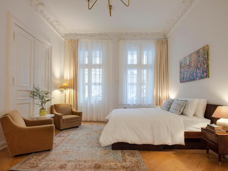 KuDAMM Charming Old Home,4-9 ppl,Family Friendly,Wifi,Savignyplatz - B&B Berlin