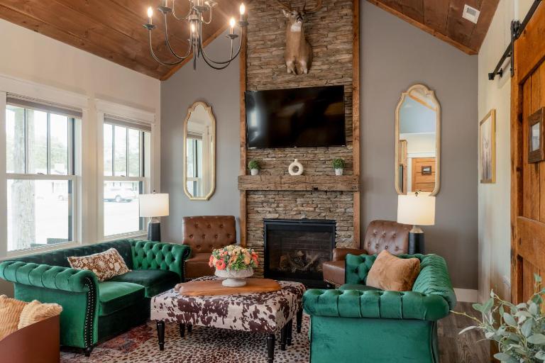 Boutique Luxury Stay Near JMU with 2 King Suites & Fireplaces - B&B Grottoes