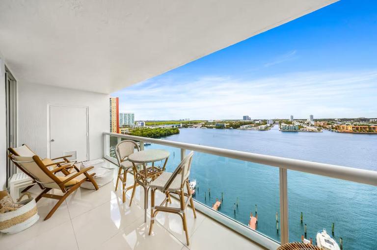 Waterfront 2BR Unit with Bayview Boho Style Stunning Sunset Pool Hot Tub Gym - Chambres d'hôtes Sunny Isles Beach