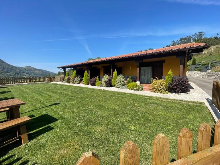 Apartamentos Fuente La Pipa - Chambres d'hôtes Avín