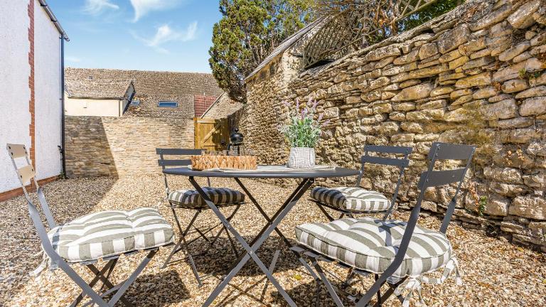 Cotswolds 2-bed cottage with garden, parking, central location - Chambres d'hôtes Lechlade
