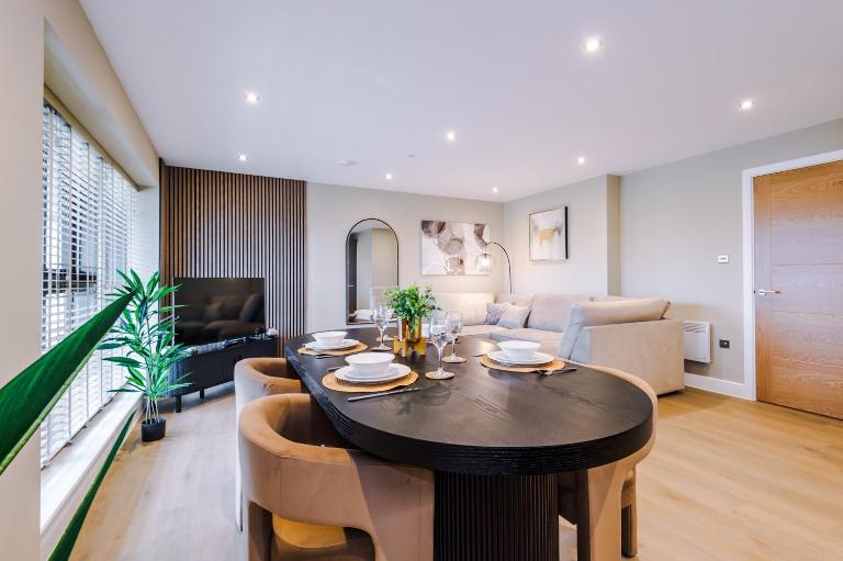 Luxury City Apt with Balcony & Parking - B&B Leeds