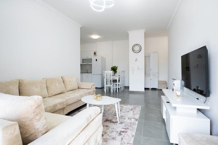 STAYBLVD Apartment-Free Private Parking - Chambres d'hôtes Tirana