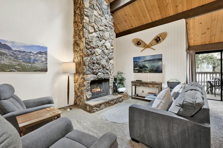 Switzerland Summit Condo- Cozy Base Camp Resort Chalet- Walk to Ski Lifts + Hiking - B&B Big Bear Lake