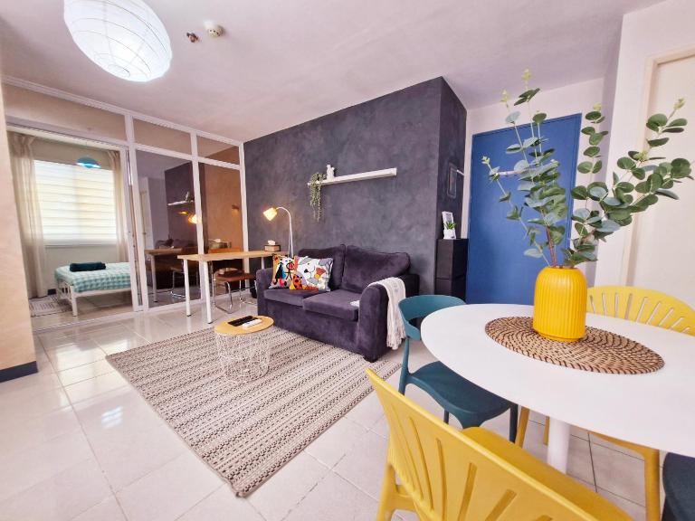Vibrant Spacious Condo near SM East NU Medical City - Ferienwohnung Manila