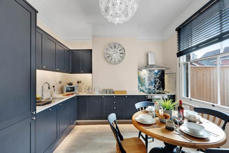 Seven Space - 1-Bedroom Patio Haven - Ferienwohnung Ringland
