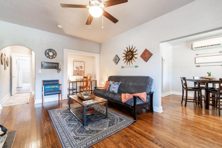 The Cozy Chickasha, Fiber WIFI, Washer & Dryer, Near DT Chickasha & Leg Lamp! - B&B Chickasha