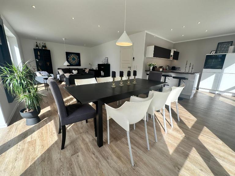 Wohnträume Große DHH aus 2024 - 160 m2- bis 7 Personen - 2 Bäder - sehr ruhig - nahe Zentrum - B&B Neumünster
