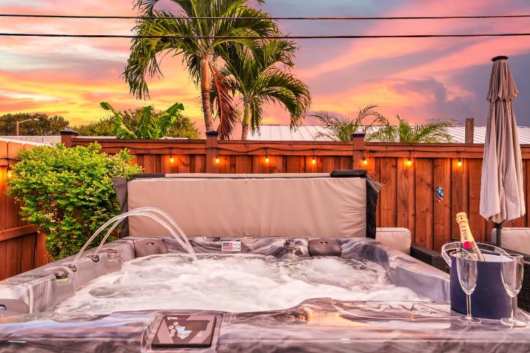 Beach Home: Hot Tub, Game Room & Billiard - B&B Cabo Cañaveral