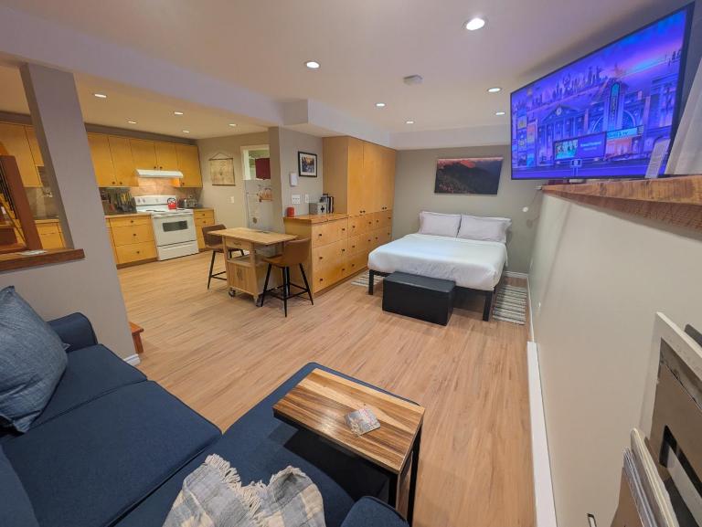Fresh Studio Apartment in Central Rossland - Chambres d'hôtes Rossland