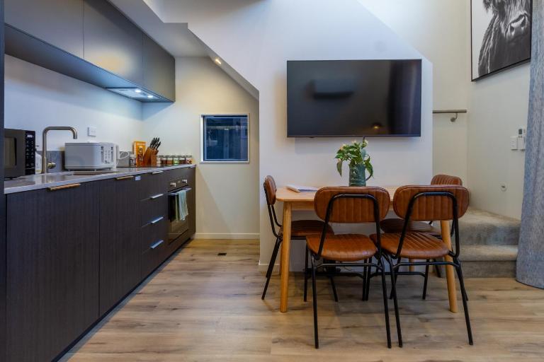 Executive Central City Townhouse with Parking - B&B Christchurch
