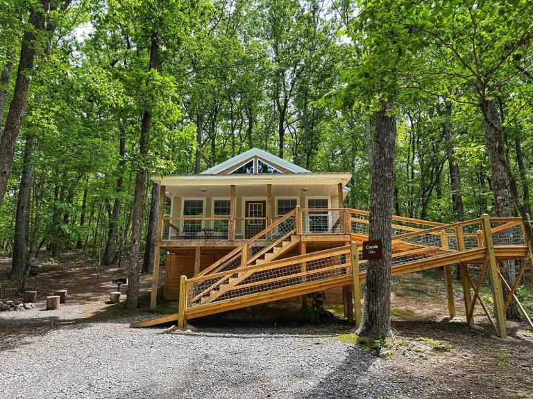 Coyote Cabin at Woodland Retreat at DeSoto beside DeSoto State Park - Bed and Breakfast Fort Payne