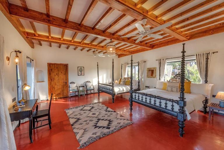 SaffronStays Satori Hornbill - Tuscan 2BR lake-view villa with pool, bar, verandahs & farm-to-table dining - B&B Mulshi