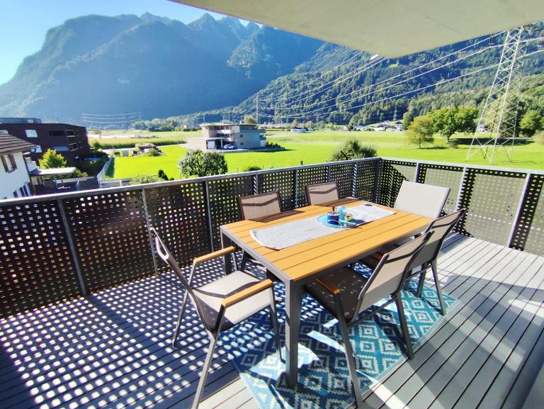 Bella Vista - 85 m2 Ferienwohnung mit überdachtem Parkplatz und Außenstellplatz - Bergblick - Ferienwohnung Bürs