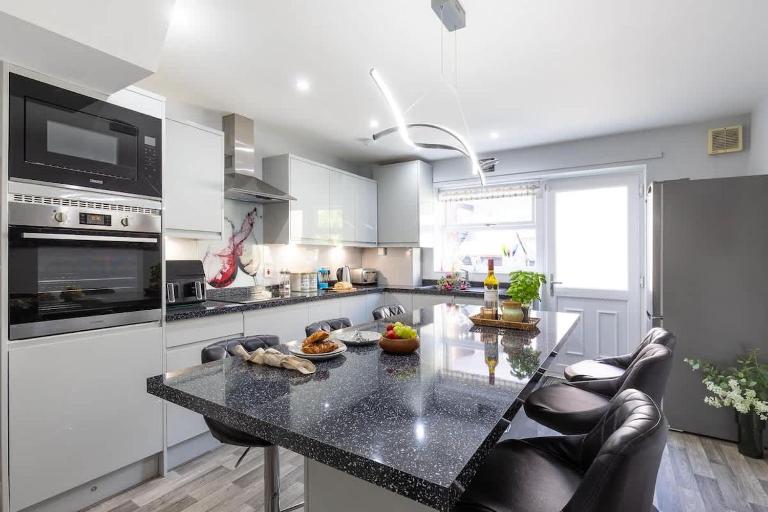 Townhouse Harbour Retreat Central & Free Parking Sleeps 6 - B&B Scarborough
