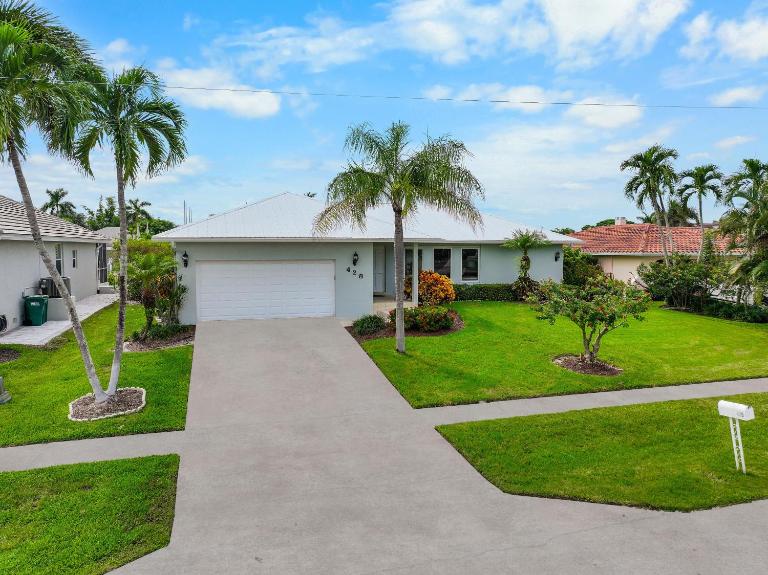 Idyllic waterfront home with pool and western exposure - B&B Marco Island