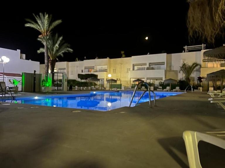 apartamento en Vera Playa con piscina privada - Chambres d'hôtes Los Amarguillos