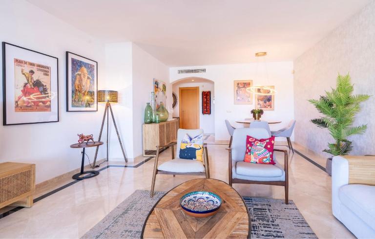 Relax and Unwind at this Delightful 2-Bedroom Coastal Retreat in Casares Costa - Chambres d'hôtes Buenas Noches