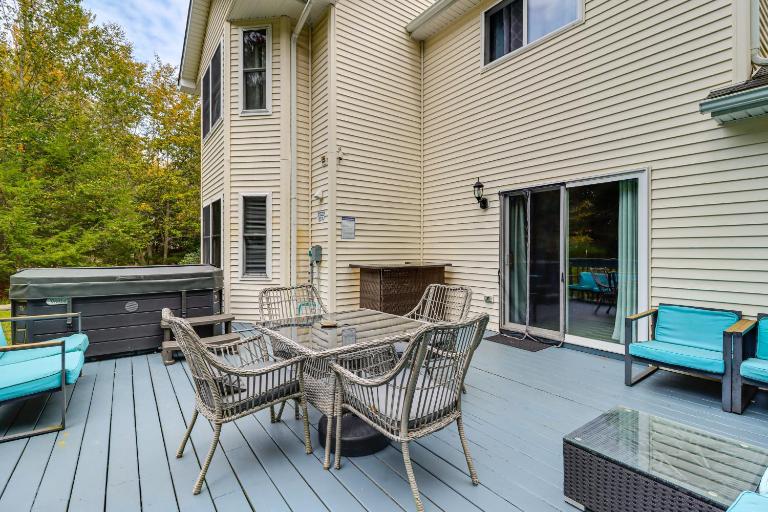 Fire Pit + Hot Tub: Peaceful Poconos Farms Getaway - Chambres d'hôtes Tobyhanna