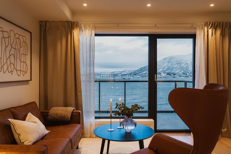 Aurora One - Oceanfront Suite - Bed and Breakfast Tromsø
