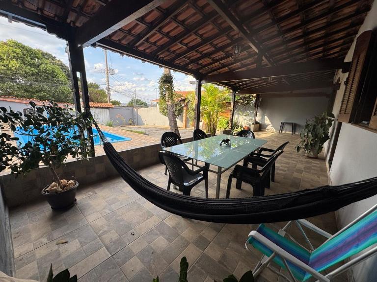 Casa espaçosa com piscina e churrasqueira - B&B Santa Luzia