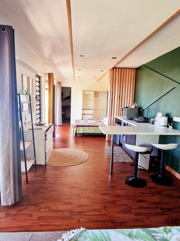 Fare Toahana, accueillant logement chez l'habitant avec belle vue - B&B Faaa