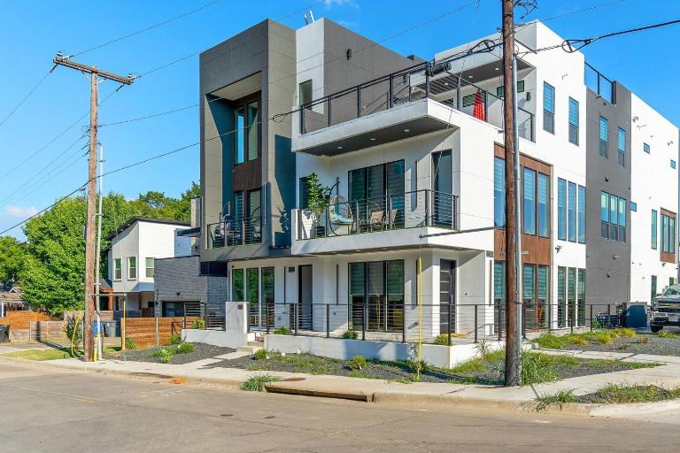 Luxurious 5 BD 5 BA Home|Rooftop + Hot tub + Grill - B&B Dallas